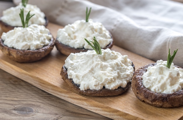 Gebackene Pilze gefüllt mit Frischkäse