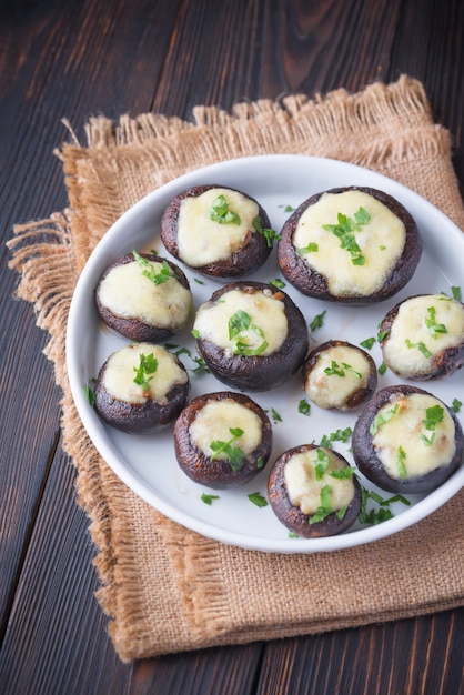 Gebackene Pilze gefüllt mit Mozzarella