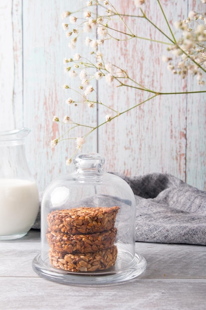 Gebackene Plätzchen und eine Karaffe frischer Milch Milch Roggen Ährchen Brotzubereitung