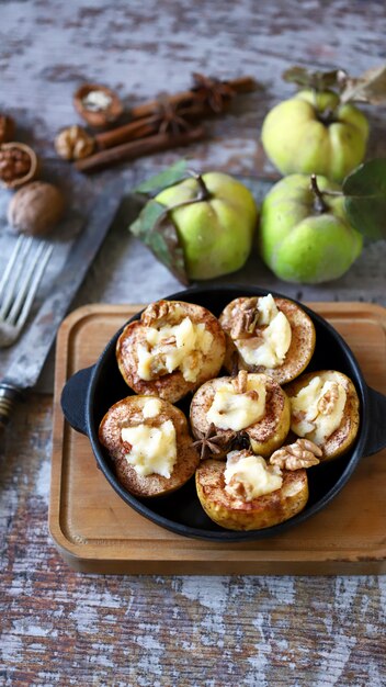 Gebackene Quitte mit Käse. Gesundes Essen. Vegetarische Diät.