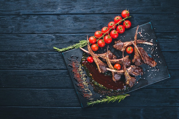 Gebackene Rippchen Gegrilltes Hammelfleisch Tragen Sie ein Lamm Tagliateli Italienische Küche Freier Platz für Ihren Text Ansicht von oben