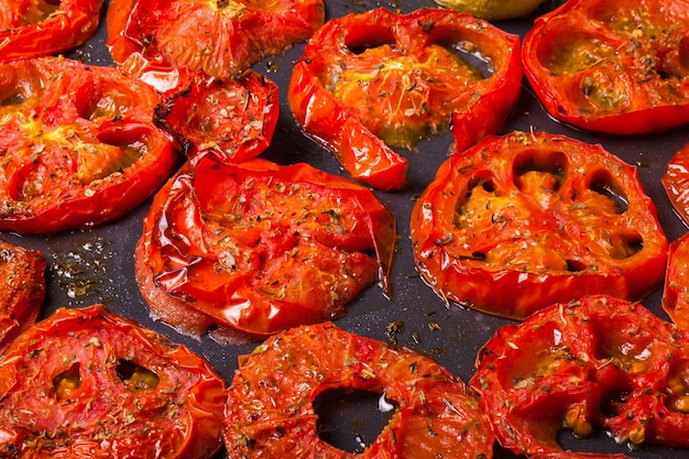 Foto gebackene rote tomatenringe in der pfanne