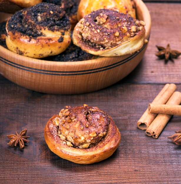 Gebackene runde Brötchen mit Mohn und Nüssen