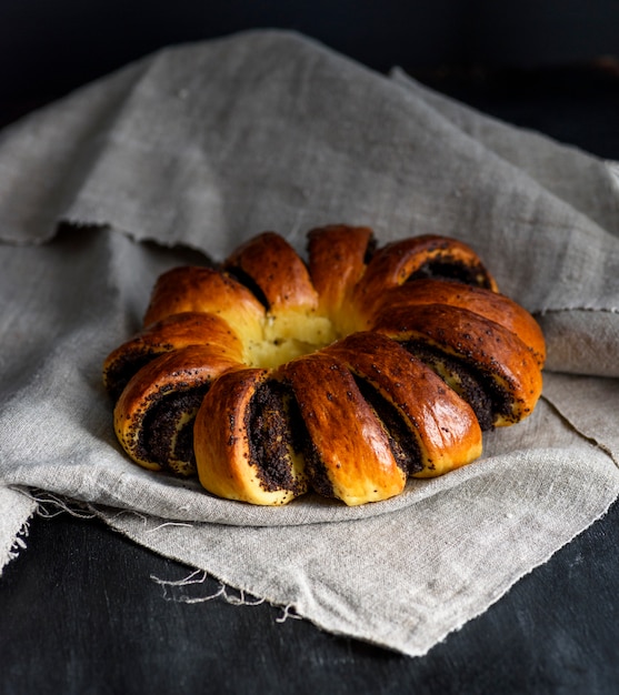 Gebackene runde Torte mit Mohn