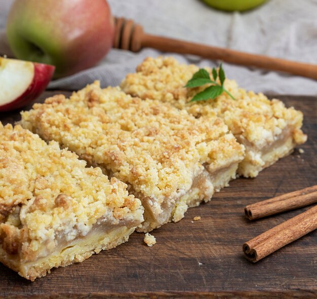 Gebackene Scheiben der Torte mit Äpfeln