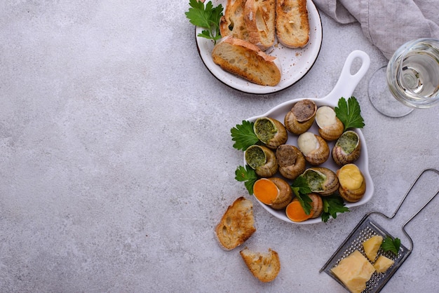 Gebackene Schneckenschnecke mit Brot