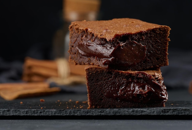 Gebackene Schokoladenbrownie-Torte auf schwarzem Tisch köstliches Dessert