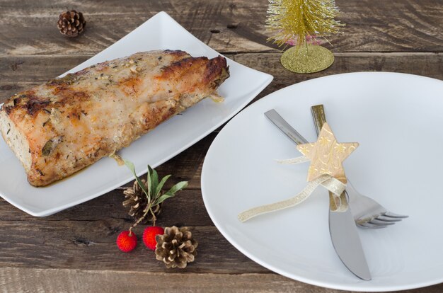 Gebackene Schweinelende mit Weihnachtsdekoration.