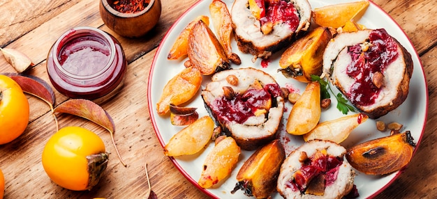 Gebackene Schweinerolle mit Herbstkaki.Fleisch gefüllt mit Früchten.