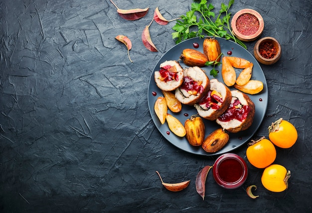 Gebackene Schweinerolle mit Herbstkaki.Fleisch gefüllt mit Früchten.