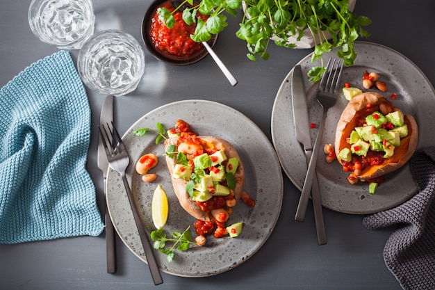 Gebackene Süßkartoffeln mit Avocado-Chili-Salsa und Bohnen