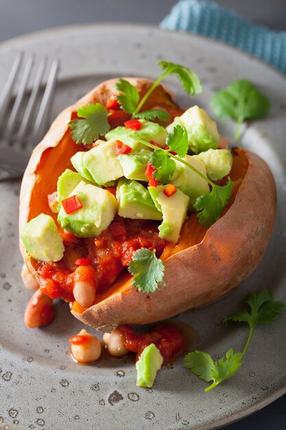 Gebackene Süßkartoffeln mit Avocado und Bohnen