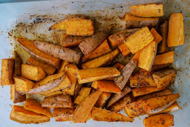 Gebackene Süßkartoffeln mit Gewürzen liegen in einer Glasschüssel