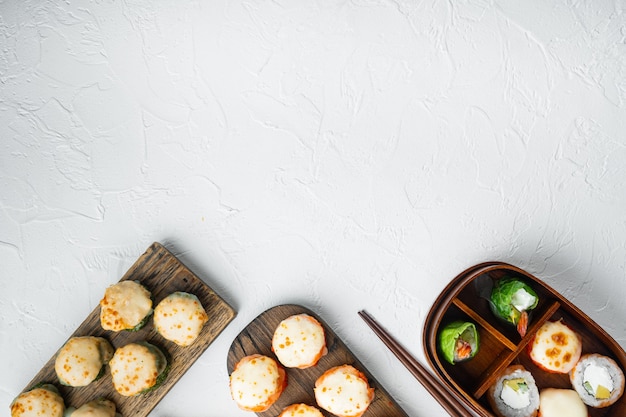 Gebackene Sushi-Rolle mit Garnelen-Masago-Kaviar-Kappe. Traditionelles Sushi-Restaurantgericht auf weißem Stein