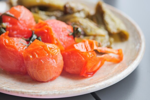 Gebackene Tomate und Paprika auf Platte