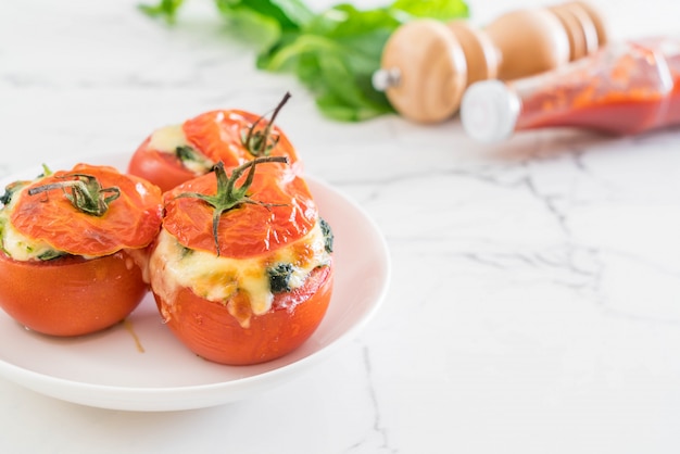 gebackene Tomaten gefüllt mit Käse und Spinat