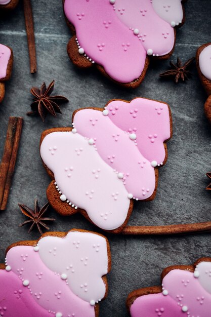 Gebackene traditionelle hausgemachte Lebkuchenplätzchen der Weihnacht.