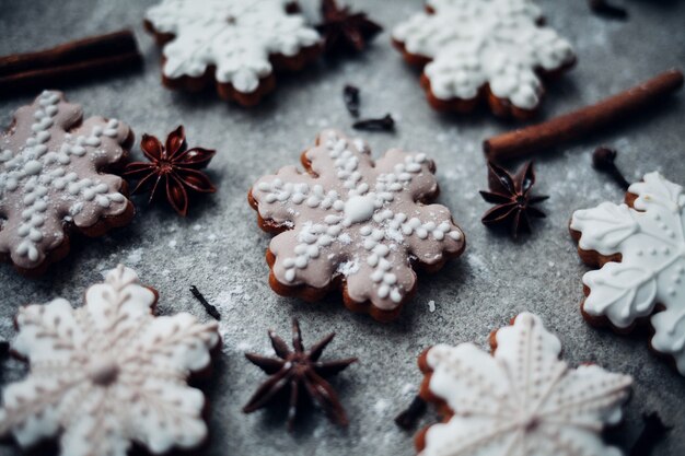 Gebackene traditionelle hausgemachte Lebkuchenplätzchen der Weihnacht.