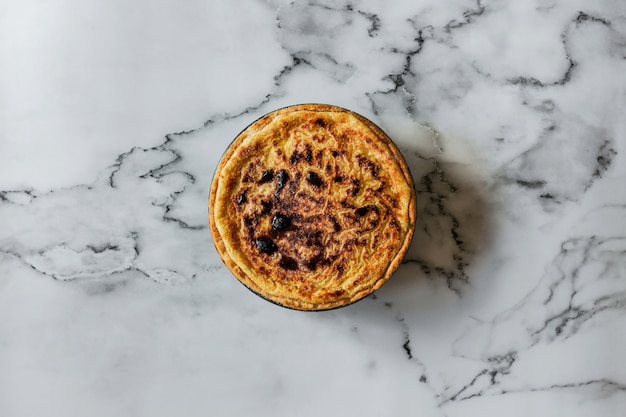 Gebackene Vanillepudding-Torte auf Marmorhintergrund, Draufsicht