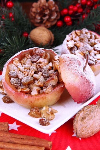 Gebackene Weihnachtsäpfel mit Nüssen und Rosinen auf dem Tisch hautnah