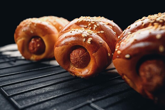 Gebackene Wurst im Teig auf dunklem Hintergrund