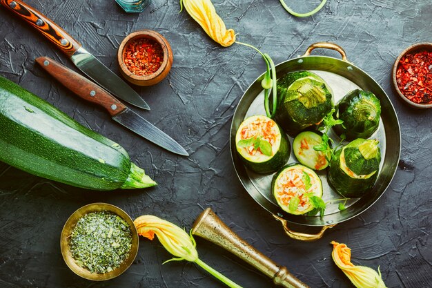 Gebackene Zucchini gefüllt mit Karotten und Reis