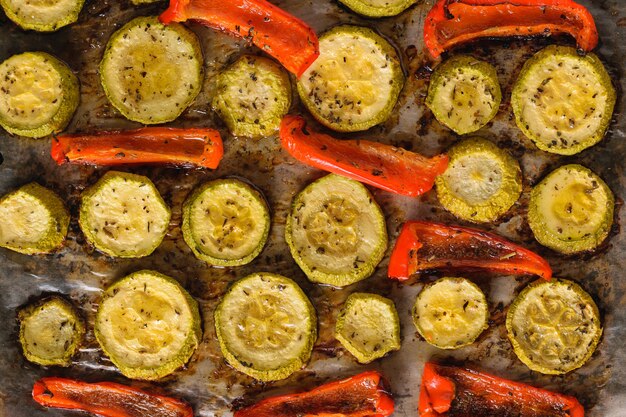 Gebackene Zucchini und roter grüner Pfeffer auf einem Backblech.