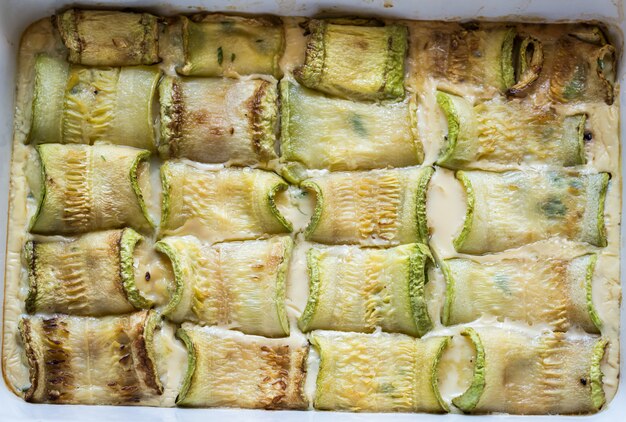 Gebackene Zucchinirollen gefüllt mit Käse