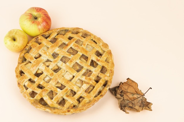 Gebackener Apfelkuchen mit Trellis-Dekoration Äpfel und getrocknete Blätter Kopieren Sie Platz