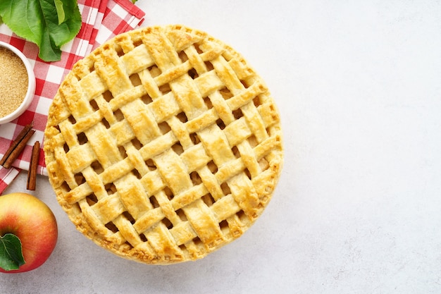 Gebackener Apfelkuchen und Zutaten zum Kochen