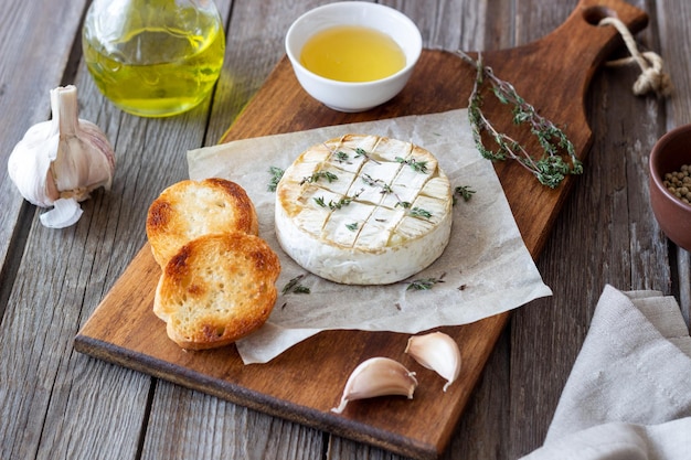 Gebackener Camembert-Käse mit Knoblauchthymian und geröstetem Brot Französische Küche
