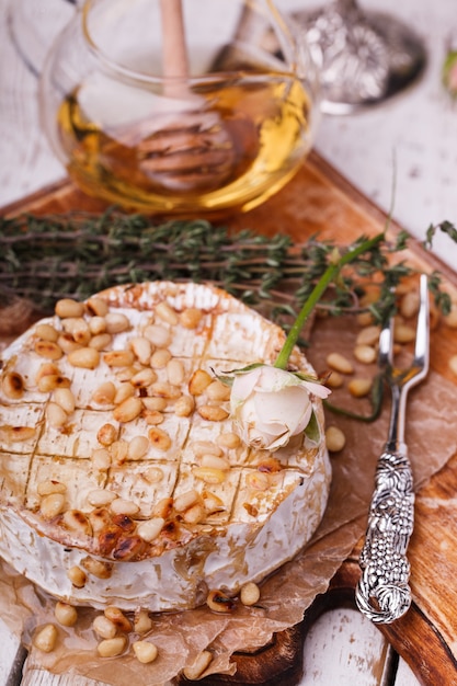 Gebackener Camembert mit Honig, Pinienkernen und Thymian