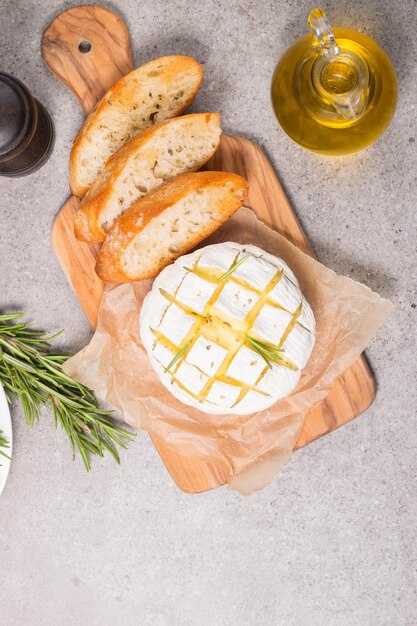 Gebackener Camembert-Weichkäse. Gegrillter Brie mit Toast und Rosmarin.