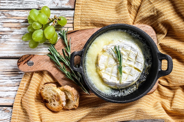 Gebackener Camembertkäse mit Rosmarin in einer Pfanne