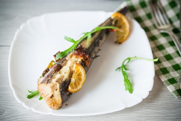 Gebackener Fisch mit Gewürzen und Gewürzen auf einem Teller