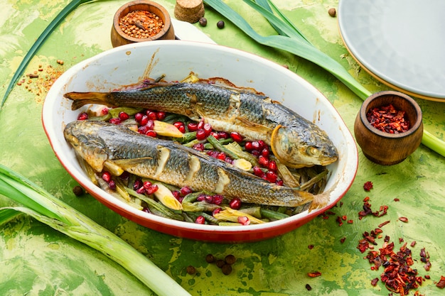 Gebackener Fisch mit Granatapfel