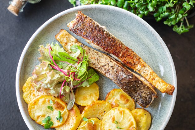 Gebackener Fisch und Kartoffel gebratene Scheibe garnieren Meeresfrüchte Omega-Diät-Mahlzeit