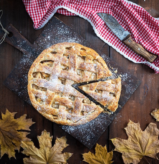 Gebackener ganzer runder Apfelkuchen, Holztisch, Draufsicht