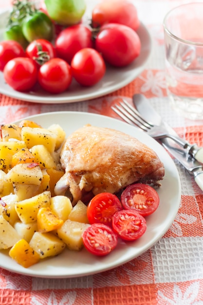 Gebackener Hähnchenschenkel mit Ofenkartoffeln und Kürbisgarnitur