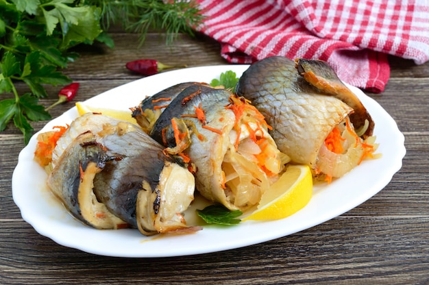 Gebackener Hering gefüllt mit Gemüse. Leckere Fischröllchen.