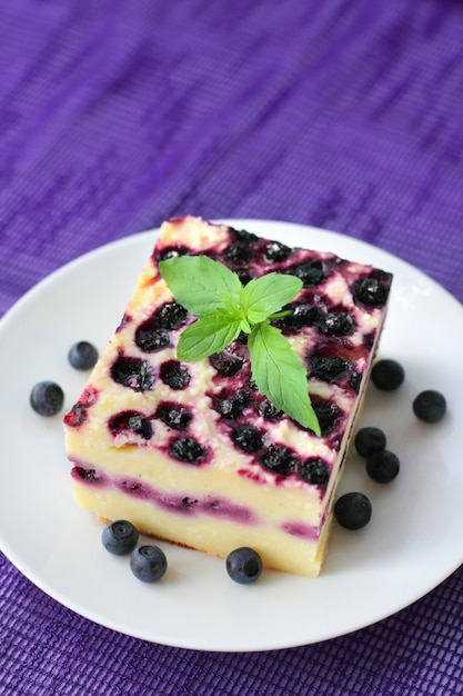 Gebackener Hüttenkäsepudding mit Blaubeeren