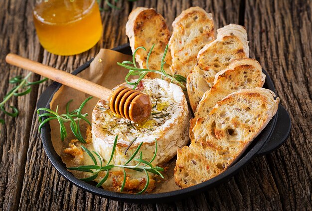 Gebackener Käse Camembert mit Rosmarin und Honig.