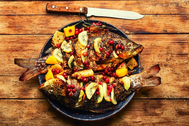 Gebackener Karpfen mit Früchten Beeren und Gewürzen Gegrillte Meeresfrüchte