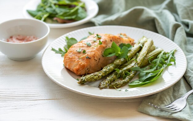 Gebackener köstlicher Lachs, grüner Spargel auf dem Teller