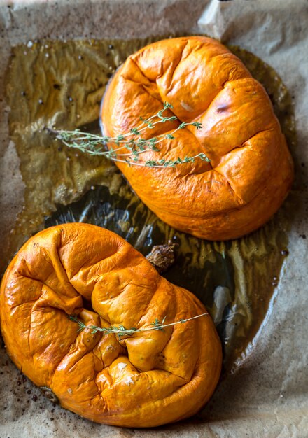 Gebackener Kürbis mit Kräutern auf dem Tablett