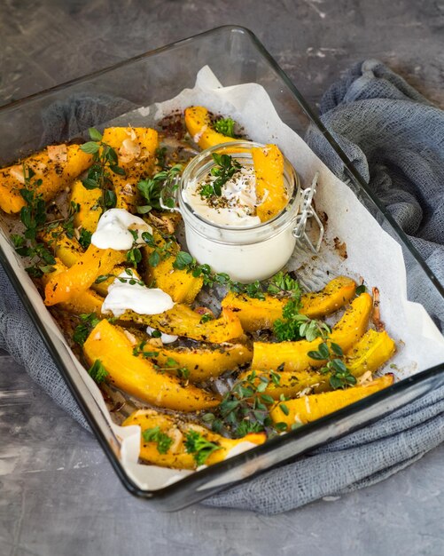 Gebackener Kürbis mit Thymian Saisonaler Gemüseaperitif Kürbisscheiben mit Knoblauch, serviert mit Sahne