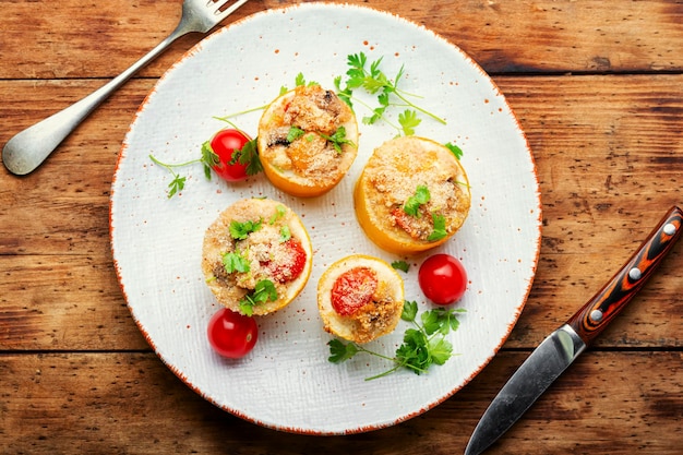 Gebackener Kürbis und Zucchini gefüllt mit Quinoa Veganes Gericht