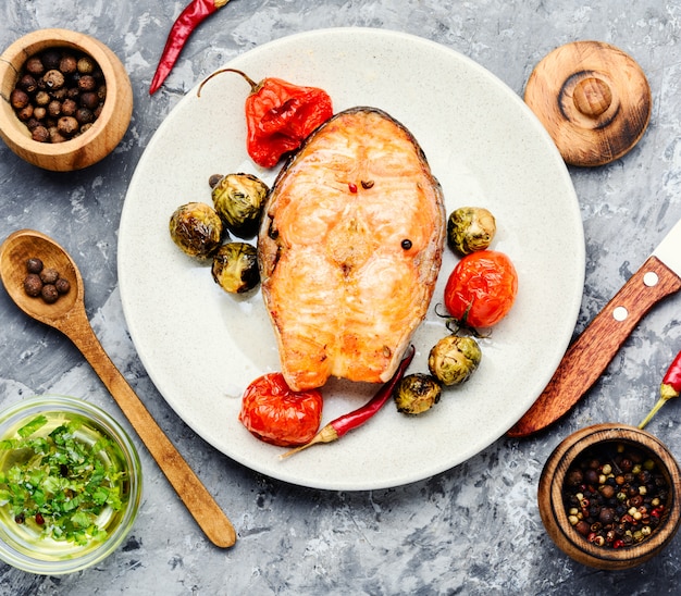 Gebackener Lachs auf Teller