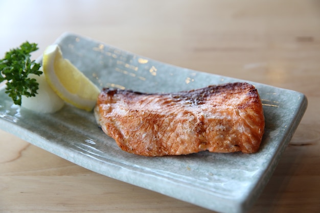 gebackener Lachs, gegrillter Lachs nach japanischer Art