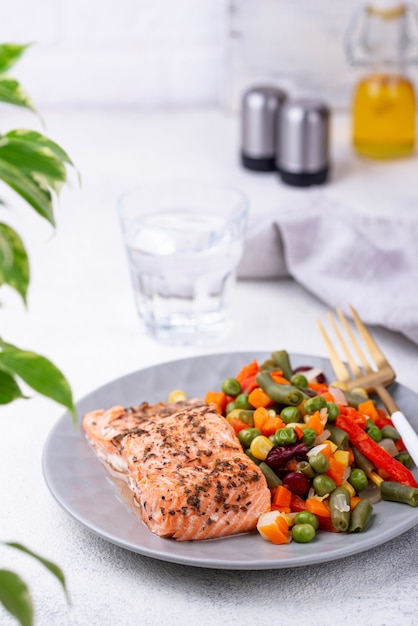 Gebackener Lachs mit gekochtem Gemüse